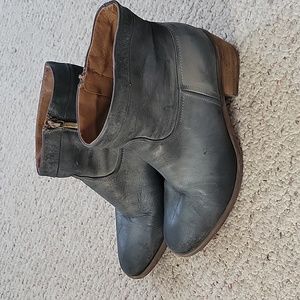 Donald Pliner distressed leather ankle boots